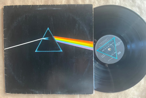 LP: Artista: Pink Floid / Album: The Dark side of the moon | Selo: Harvest | Cód: 31C 064 05249Capa (VG): Muito Bom: marcas superficiais, com detalhes visuais; pode conter leve rasura como um nome. Vi
