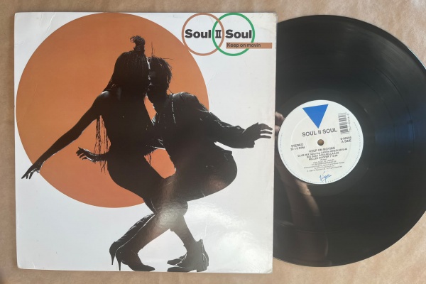 LP/ Single Artista: Soul II Soul / Album: Keep on movin | Selo: Virgin | Cód: 0-96556 - Prensagem USACapa (VG +): Muito bom: pode conter sinais leves de manuseio.Vinil (VG +): Vinil em muito bom estad