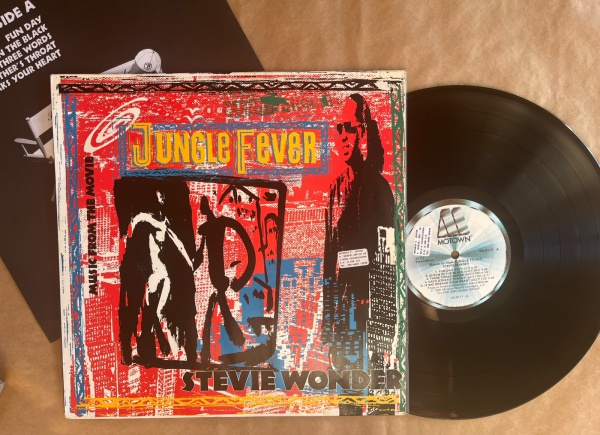 LP: Artista: Stevie Wonder / Album: Jungle Fever | Selo: Motown | Cód: 150 8117Capa (VG +): Muito bom: pode conter sinais leves de manuseio.Vinil (VG +): Vinil em muito bom estado.Toque do Garimpeiro: