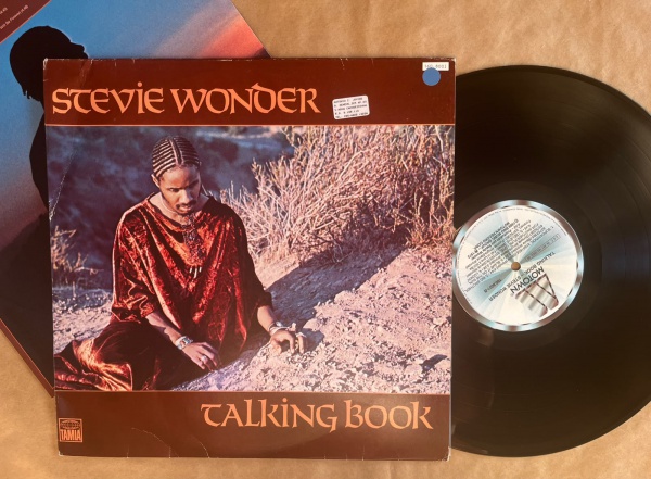 LP: Artista: Stevie Wonder / Album: Talking Book | Selo: Motown | Cód: 160 8001Capa (VG): Muito Bom: marcas superficiais, com detalhes visuais; pode conter leve rasura como um nome. Vinil (VG +): Vini