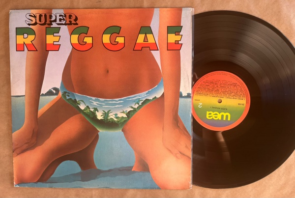 LP: Artista: Super Reggae I / Album: Super Reggae I, coletânea | Selo: WEA | Cód: 28 036Capa (VG): Muito Bom: marcas superficiais, com detalhes visuais; pode conter leve rasura como um nome. Vinil (VG