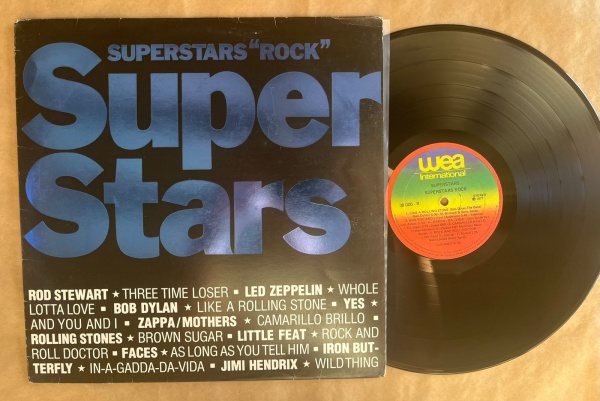 LP: Artista: Superstars / Album: Superstars Rock | Selo: WEA | Cód: 38 006Capa (VG): Muito Bom: marcas superficiais, com detalhes visuais; pode conter leve rasura como um nome. Vinil (VG +): Vinil em 