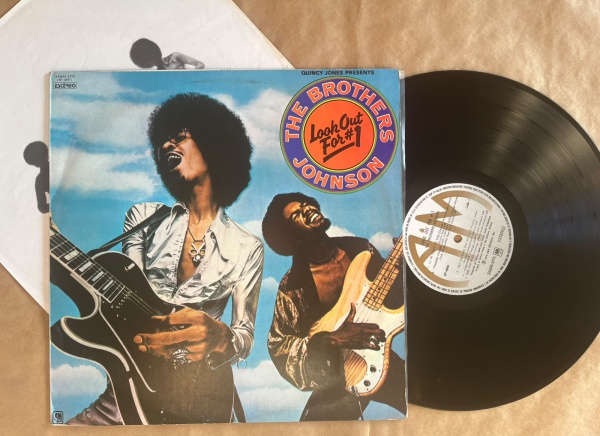 LP: Artista: The Brothers Johnson / Album: Look out for #1 | Selo: A&M Records | Cód: SP-4870Capa (VG +): Muito bom: pode conter sinais leves de manuseio.Vinil (VG +): Vinil em muito bom estado.Toque