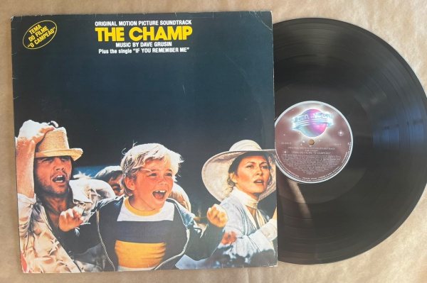 LP: Artista: The Champ / Album: The Champ, trilha Original do filme | Selo: WEA - Planet | Cód: 32 040Capa (VG +): Muito bom: pode conter sinais leves de manuseio.Vinil (VG +): Vinil em muito bom esta