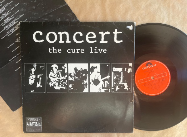 LP: Artista: The Cure / Album: Concert - The Cure Live | Selo: Polydor | Cód: 823 682 1Capa (VG -): Muito Bom: marcas superficiais, com detalhes visuais; pode conter leve rasura como um nome; leve dep