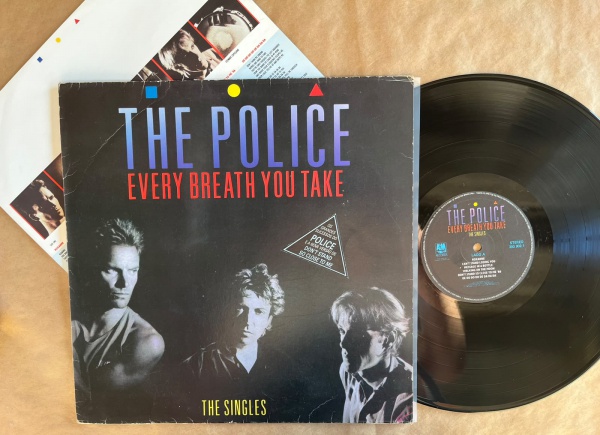 LP: Artista: The Police / Album: Every Breath you take | Selo: A&M Records | Cód: 393 902-1Capa (VG): Muito Bom: marcas superficiais, com detalhes visuais; pode conter leve rasura como um nome. Vinil