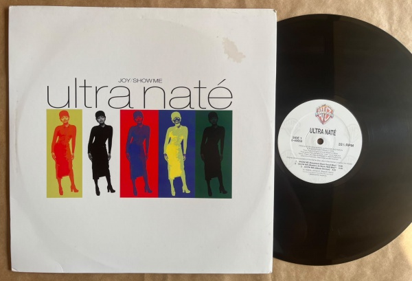 LP/ Single Artista: Ultranaté / Album: Joy / Show me | Selo: WEA | Cód: 0-40955 - Prensagem USACapa (VG): Muito Bom: marcas superficiais, com detalhes visuais; pode conter leve rasura como um nome. Vi