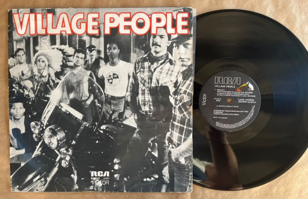 LP: Artista: Village People / Album: Village People | Selo: RCA | Cód: 104 8070Capa (VG -): Muito Bom: marcas superficiais, com detalhes visuais; pode conter leve rasura como um nome; leve depreciação
