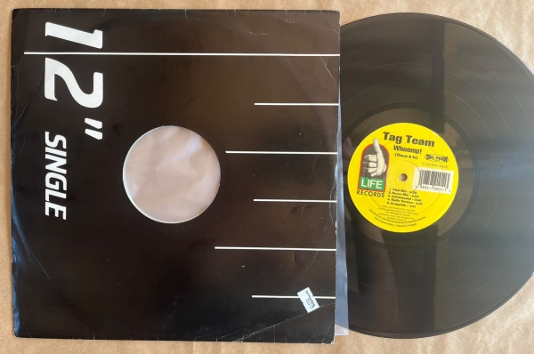 LP/ Single Artista: Whoomp! / Album: There it is | Selo: Life Records | Cód: 0834-79001-1 - Prensagem USACapa (VG): Muito Bom: marcas superficiais, com detalhes visuais; pode conter leve rasura como u