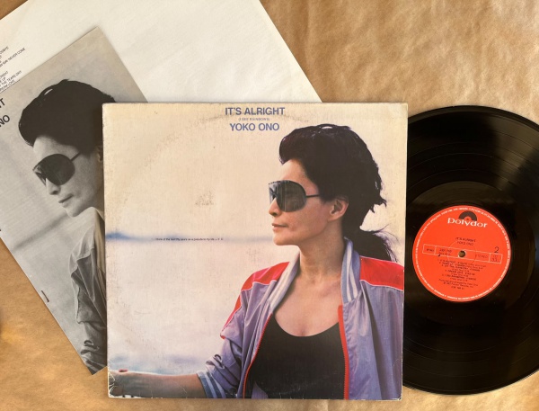 LP: Artista: Yoko Ono / Album: It´s Alright | Selo: Polydor | Cód: 2391 559Capa (VG): Muito Bom: marcas superficiais, com detalhes visuais; pode conter leve rasura como um nome. Vinil (VG +): Vinil em