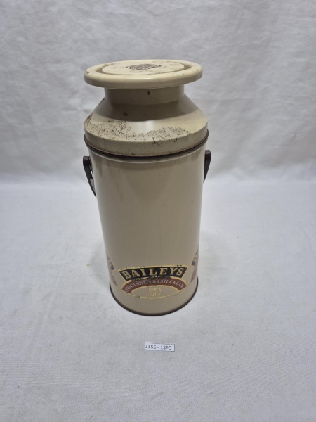 Case, lata original Bayles Irish Cream em metal com alça. Medindo 25,5cm de altura.