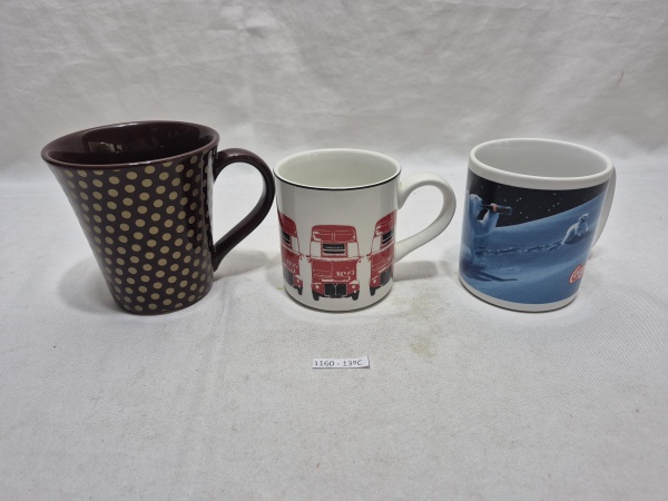 Lote de 3 canecas diversas em porcelana para coleção. Medindo a maior 10cm x 10,5cm de altura.