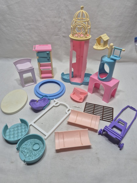 Lote de diversos acessórios antigos da Barbie. Medindo o maior 30cm de altura.