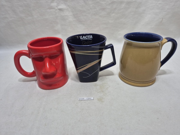 Lote de 3 canecas diversas em porcelana para coleção. Medindo a maior 9cm x 10,5cm de altura.