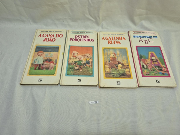 Lote de 4 livros vintage da famosa coleção "Quem Quiser Que Conte Outra", publicada pela editora Record (anos 70/80). Títulos inclusos; A casa do João, Os três porquinhos, A galinha ruiva, Brincando d