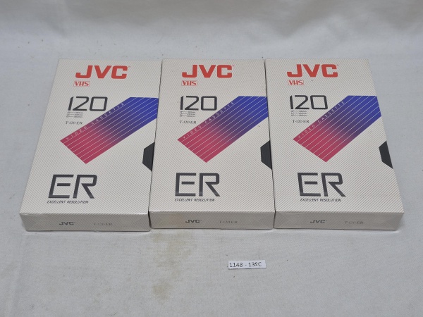 Trio de fitas JVC, modelo T-120ER para vídeo cassete, virgem e lacrada.