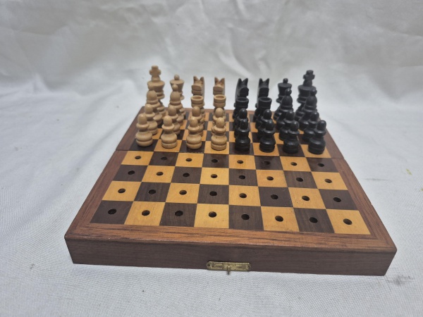 Tabuleiro de xadrez completo para viagem em madeira marchetada, peças em madeira. Medindo o tabuleiro aberto 18,5cm x 18,5cm x 2,5cm de altura.