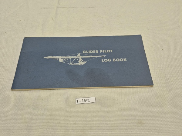 Caderneta de Voo de Piloto de Planador vintage, um documento histórico essencial para entusiastas da aviação e colecionadores de militaria ou itens náuticos/aéreos. Possui registros de voos.