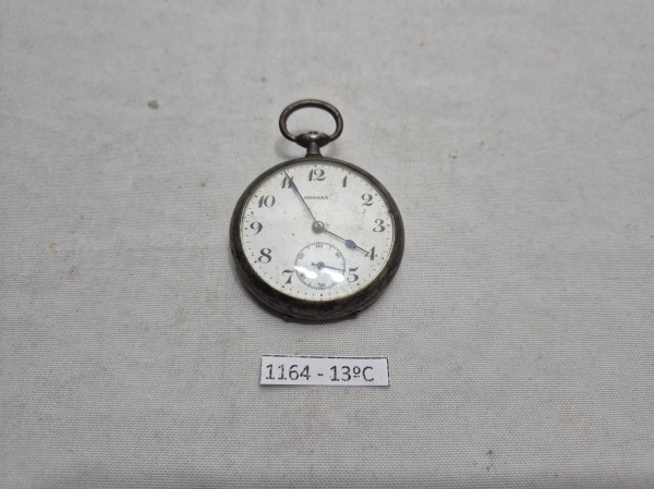 Antigo relógio de bolso da marca Medana, com moldura em prata 800, necessita de revisão no maquinário. Medindo 5cm de diâmetro.(CAIXA)