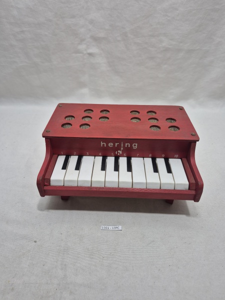 Antigo brinquedo piano portátil da marca Hering, vermelho funcionando perfeitamente. Medindo 24cm x 18cm x 10,5cm de altura.