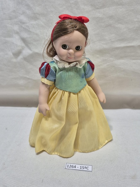Boneca vintage de porcelana da personagem Branca de Neve com vestido clássico e laço vermelho no cabelo. Medindo 18cm de altura.