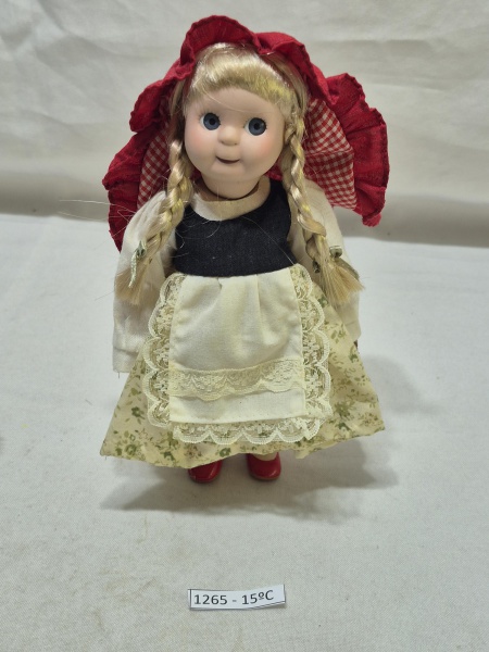 Boneca vintage de porcelana da personagem Chapeuzinho Vermelho com tranças loiras, avental de renda e capuz vermelho. Medindo 18cm de altura.