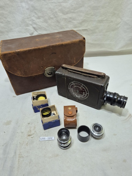 Câmera de filmar antiga Bell & Howell Filmo 8mm, acompanha maleta de couro, lentes adicionais e filtros originais em caixas. Não testado, vendo no estado.