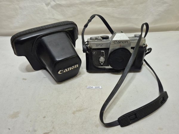 Câmera fotográfica analógica Canon FT QL vintage, acompanha estojo protetor original em couro preto e alça. Não testado, vendo no estado.