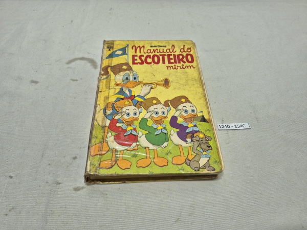 Manual do Escoteiro Mirim, clássico da Editora Abril com personagens Disney (Huguinho, Zezinho e Luisinho), edição antiga em capa dura com sinais de manuseio.