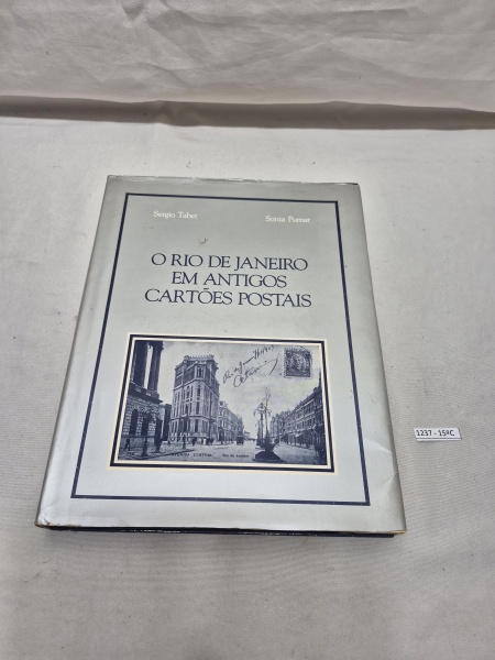 Livro "O Rio de Janeiro em Antigos Cartões Postais", de Sergio Tabet e Sonia Pumar, ricamente ilustrado com reproduções de postais históricos da cidade, capa dura com sobrecapa original. Com dedicatór