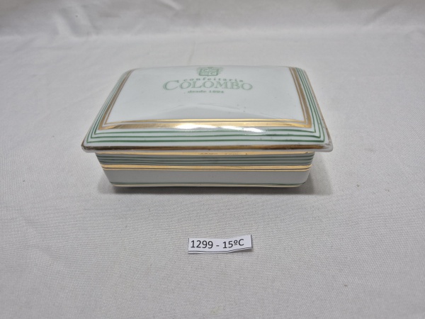 Linda caixa retangular em porcelana da Confeitaria Colombo. Medindo 13cm x 8,5cm x 4cm de altura, pequeno bicado na tampa.
