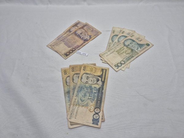 Lote de 8 cédulas de cruzados, sendo 3 de 100 Jucelino Kubitschek, 3 de 500 Heitor Villas Lobo e 2 de 1.000 Machado de Assis.
