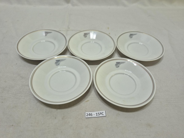 Jogo de 5 pires de café em porcelana alemã Rosenthal com logo da cia aérea Panair. Medindo 10,5cm de diâmetro.