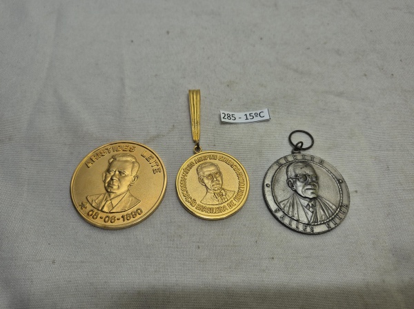 Conjunto de 3 medalhas comemorativas de odontologia, incluindo centenário de Aristides Leite (1990), Honra ao Mérito da Associação Brasileira de Odontologia (1983) e Faculdade de Odontologia de Campos