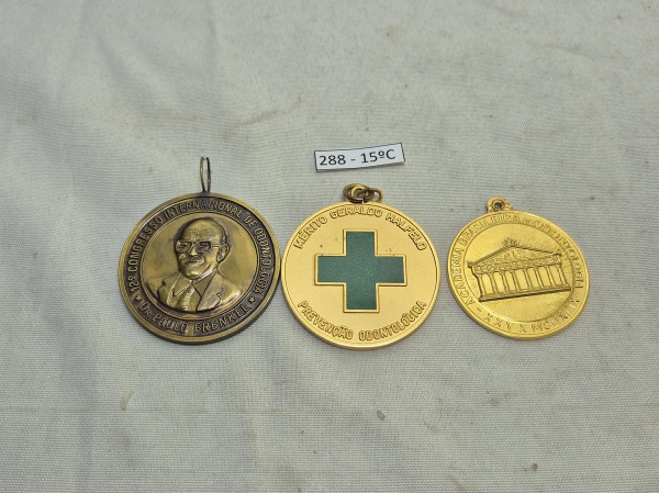 Conjunto de 3 medalhas de odontologia, sendo 1 de mérito Dr. Paulo Frenkel (12º Congresso Internacional, 1995), 1 de mérito Geraldo Halfeld por Prevenção Odontológica e 1 de Honra ao Mérito da Academi