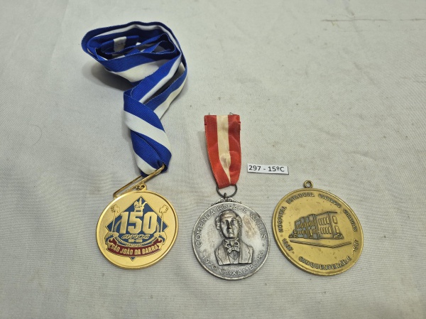 Conjunto com 3 medalhas comemorativas, incluindo 150 anos de São João da Barra com fita, Comenda Horace Wells 1970 Caxambu e Cinquentenário do Hospital Estadual Carlos Chagas 1937-1987. Medindo a maio
