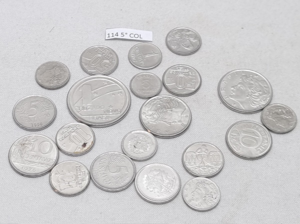 Lote de 20 moedas brasileiras de valores e datas diversas em aço.