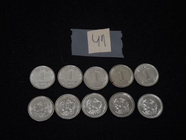 Lote de 10 moedas nacionais de 1 centavo em aço, datadas de 1986.