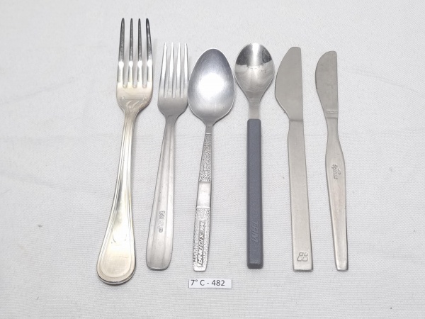 Lote de 6 talheres diversos em aço inox de cia aérea diversa. Medindo a faca 17cm de comprimento.