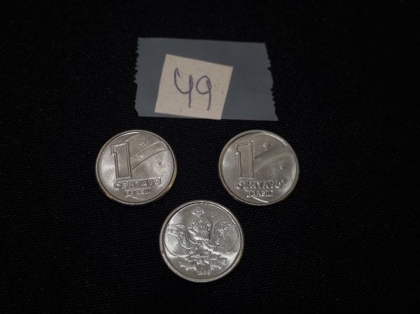 Lote de 3 moedas nacionais de 1 centavo "Madeireiro" em aço, datadas de 1989.