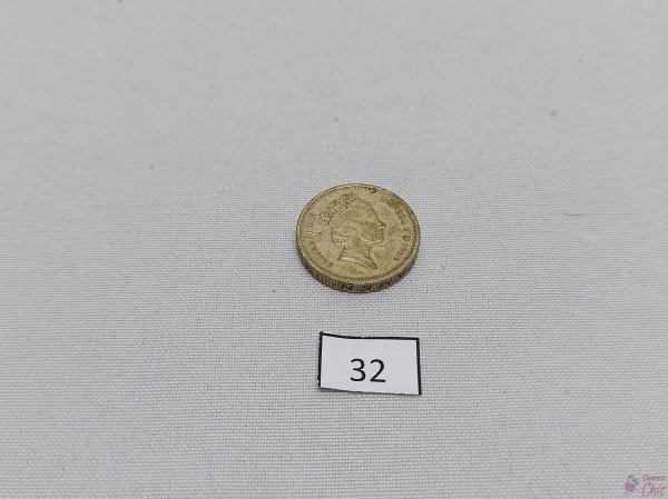 Antiga moeda one pound em níquel, datada de 1996.