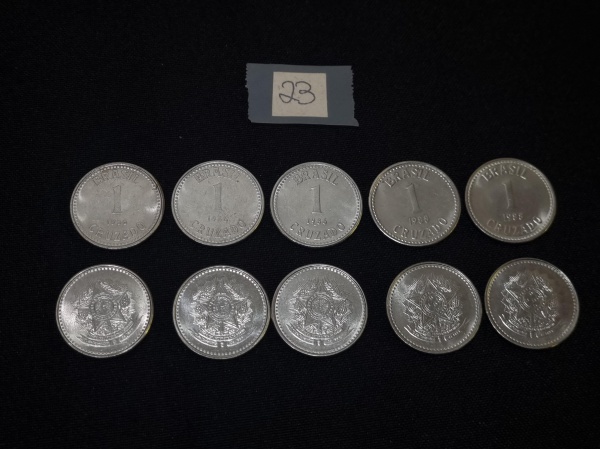 Lote de 10 moedas nacionais de 1 cruzado em aço, datadas de 86/87/88.