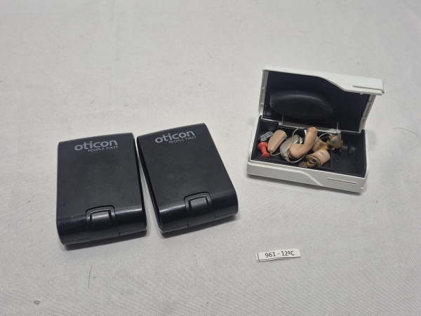 Lote de 3 case para aparelhos auditivos e 5 aparelhos auditivos no estado. Medindo a case branca 9cm x 5,5cm x 3,5cm de altura.