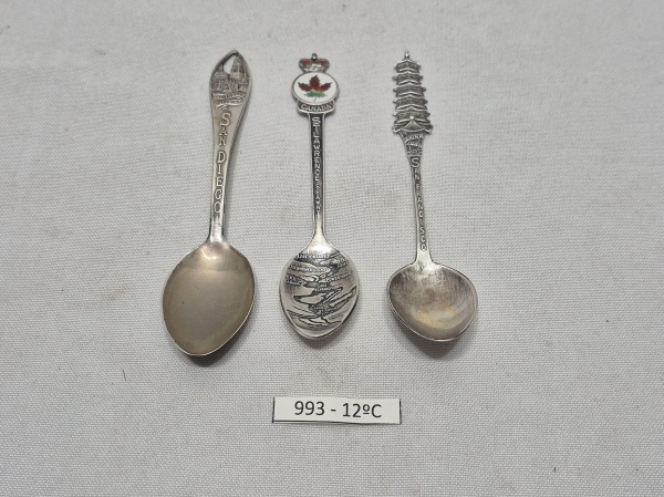 Lote de 3 colheres para colecionador em prata 90. Medindo a maior 10cm de comprimento.