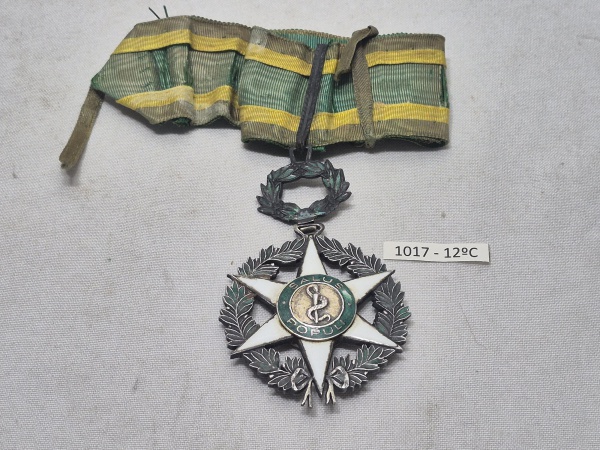 Medalha de condecoração ordem do mérito médico em prata de lei esmaltada. Medindo 5cm de diâmetro, pesando ao todo 52 gramas.