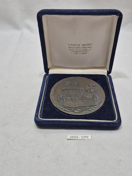 Medalha comemorativa "IX Congresso - Organização Iberoamericana de Segurança Social - 1987" Verso: Torre de Belém - Lisboa. Medindo 8cm de diâmetro.