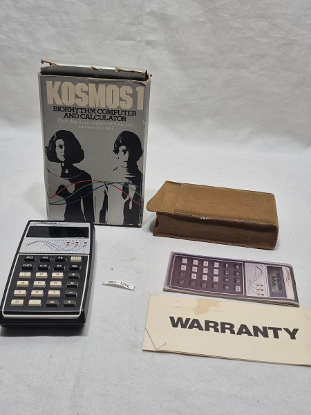 Antiga calculadora biorritimo Kosmos I, completa na caixa original, funcionando perfeitamente.