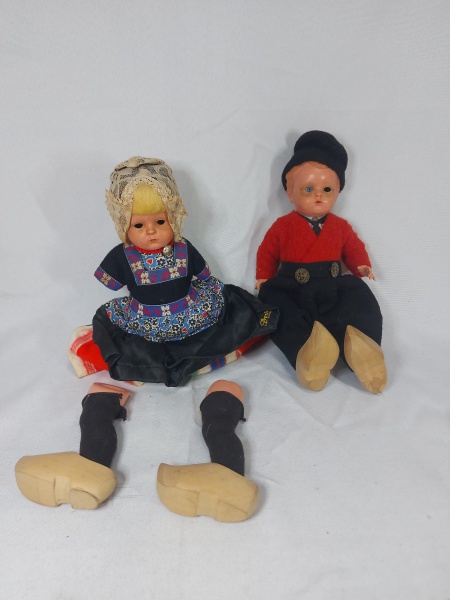 Casal de bonecos de coleção com corpo de celulose e trajes típicos com mais de 80 anos. Medindo 27cm de altura. Peças vendidas conforme foto. A menina está com as pernas soltas e faltam os braços. os