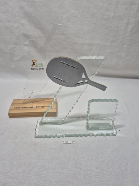 Lote de 2 troféus de tênis em vidro e acrílico. Medindo o em virdo 22cm x 7cm x 20cm de altura.