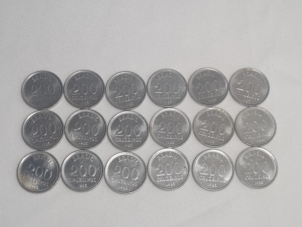 Brasil - 18 Moedas de 200 cruzeiros, década de 80, período Cruzeiro (1942-1986).